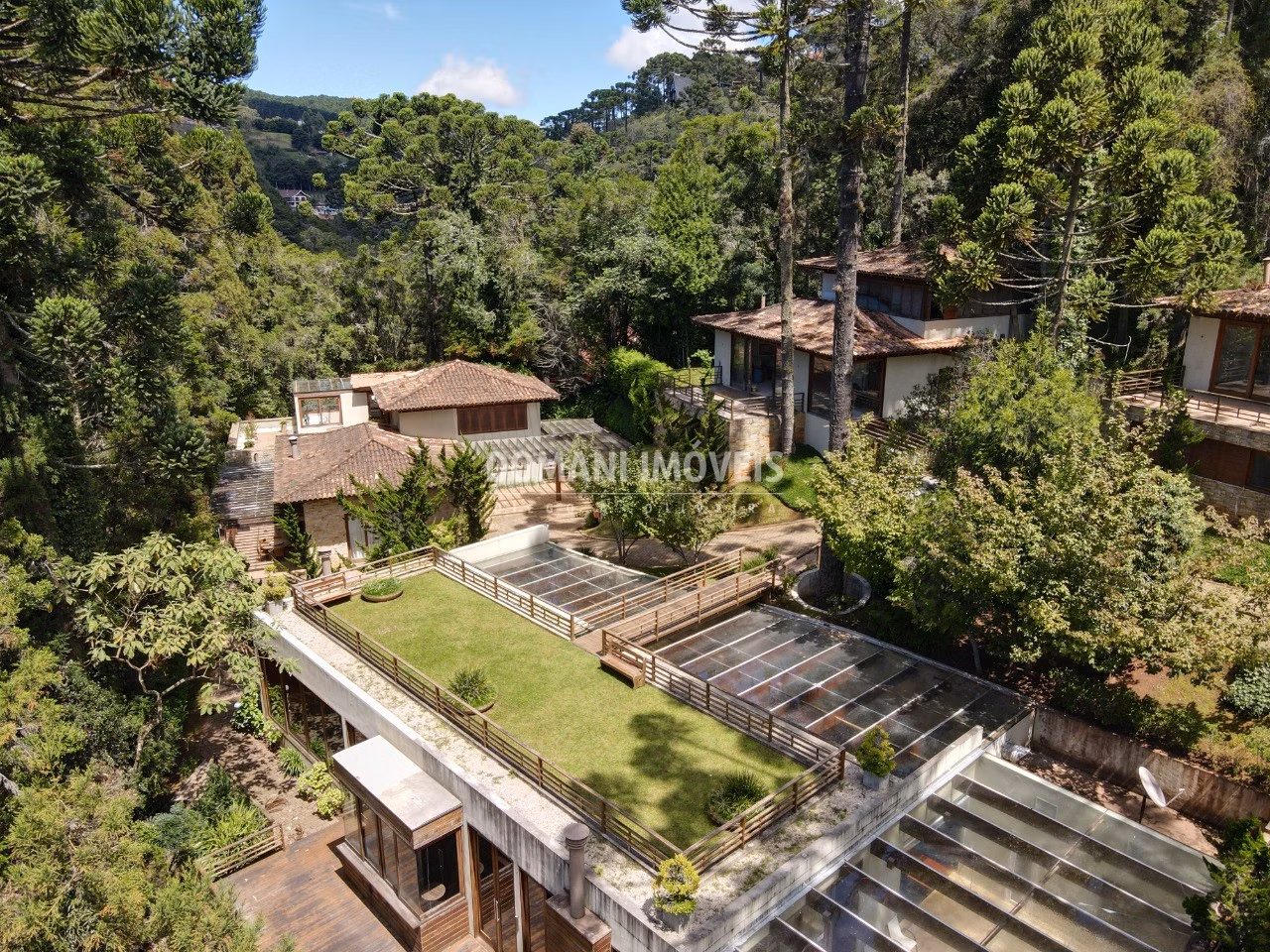 Casa de 1.295 m² em Campos do Jordão, SP