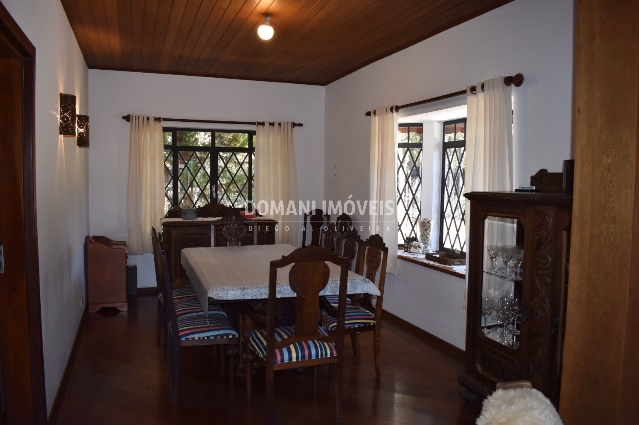 Casa de 1,250 m² em Campos do Jordão, SP