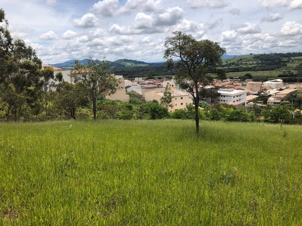 Terreno de 1.569 m² em Pouso Alegre, MG