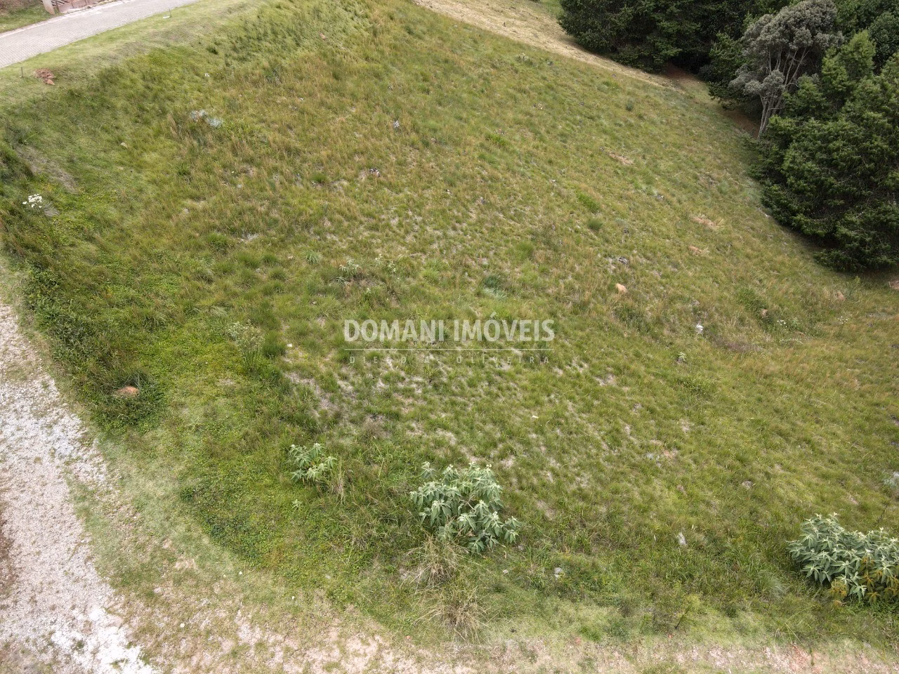 Terreno de 1.060 m² em Campos do Jordão, SP