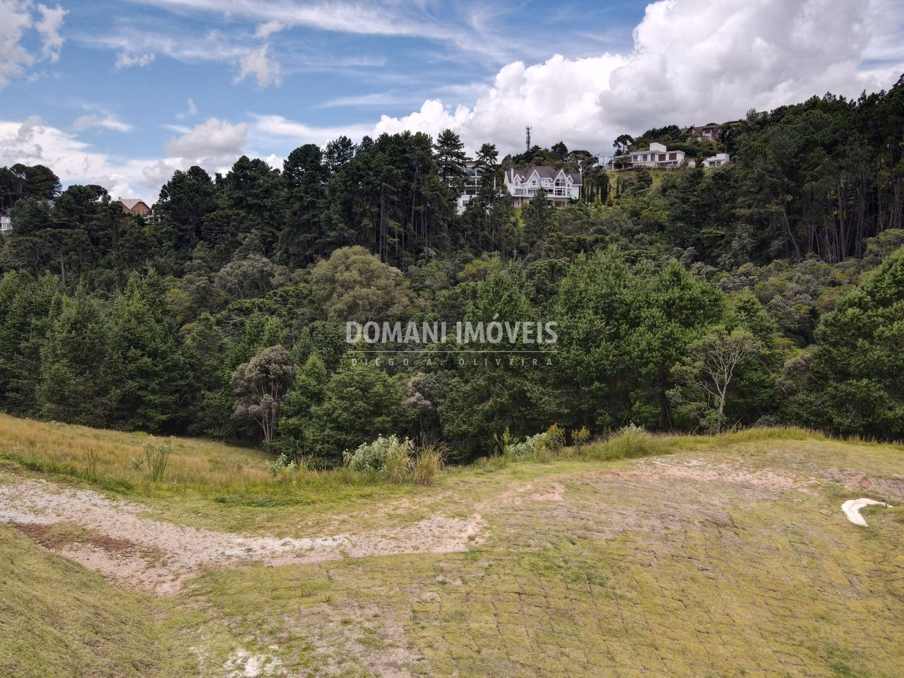 Terreno de 1.060 m² em Campos do Jordão, SP