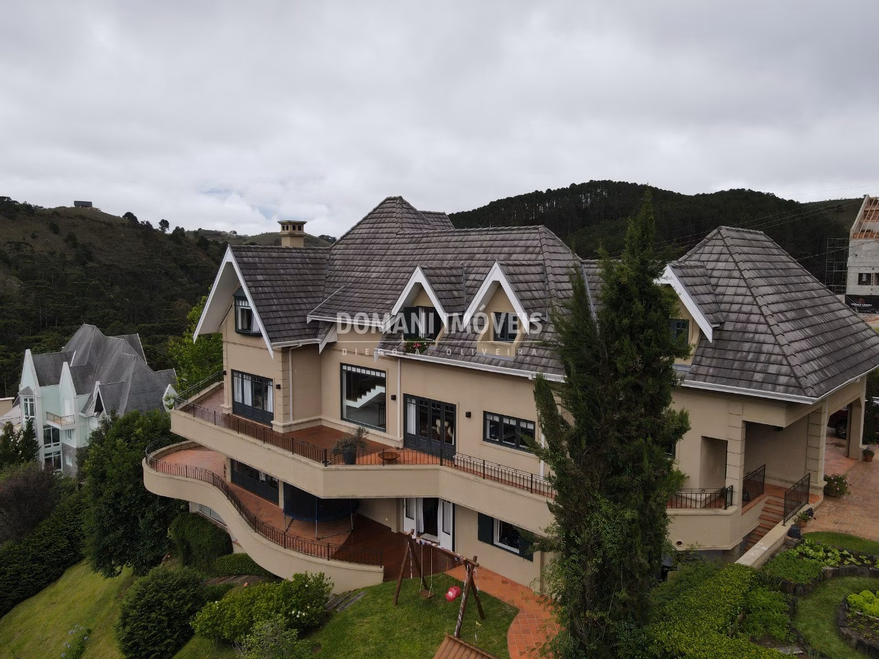 Casa de 2.100 m² em Campos do Jordão, SP