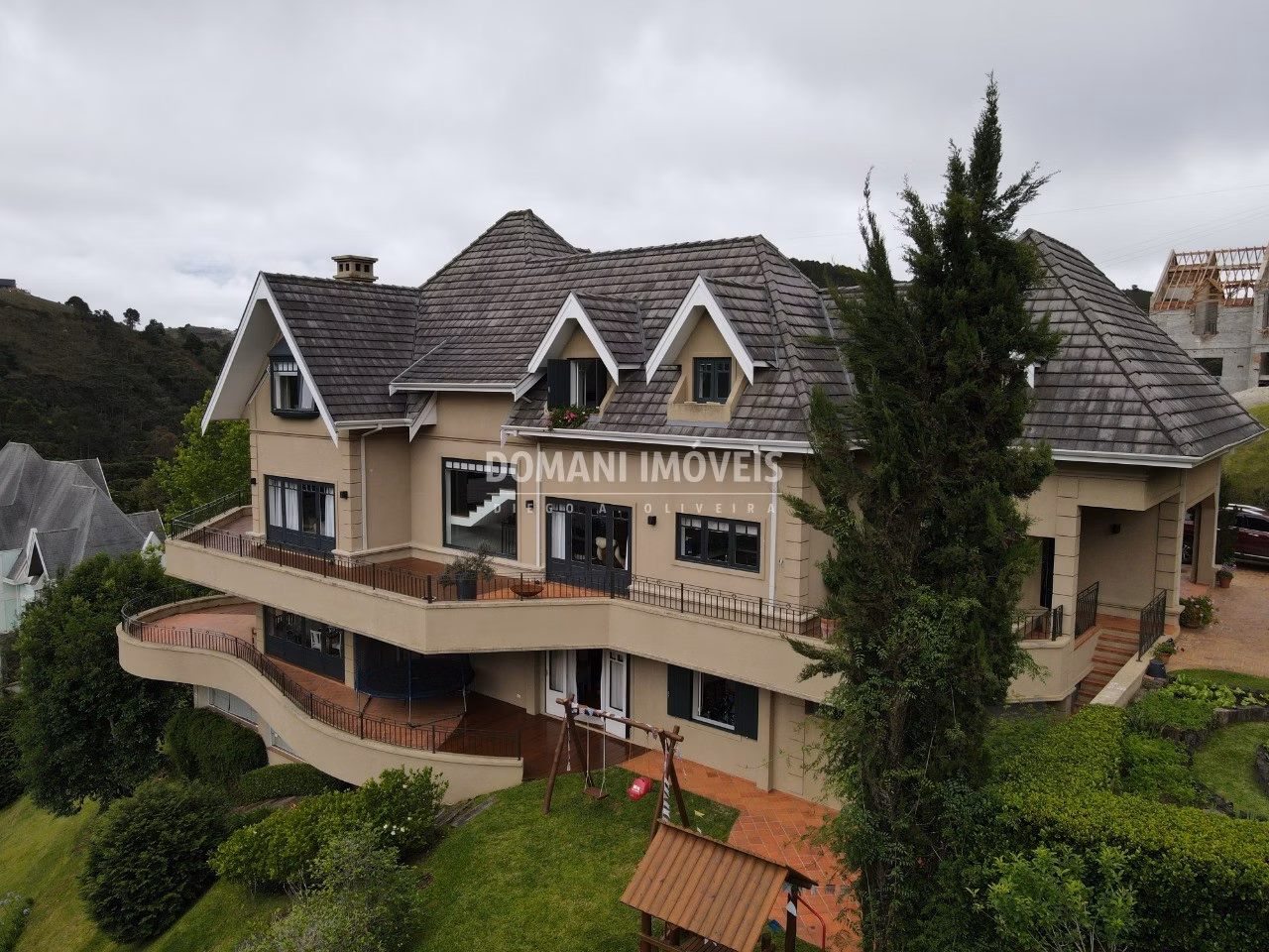 Casa de 2.100 m² em Campos do Jordão, SP