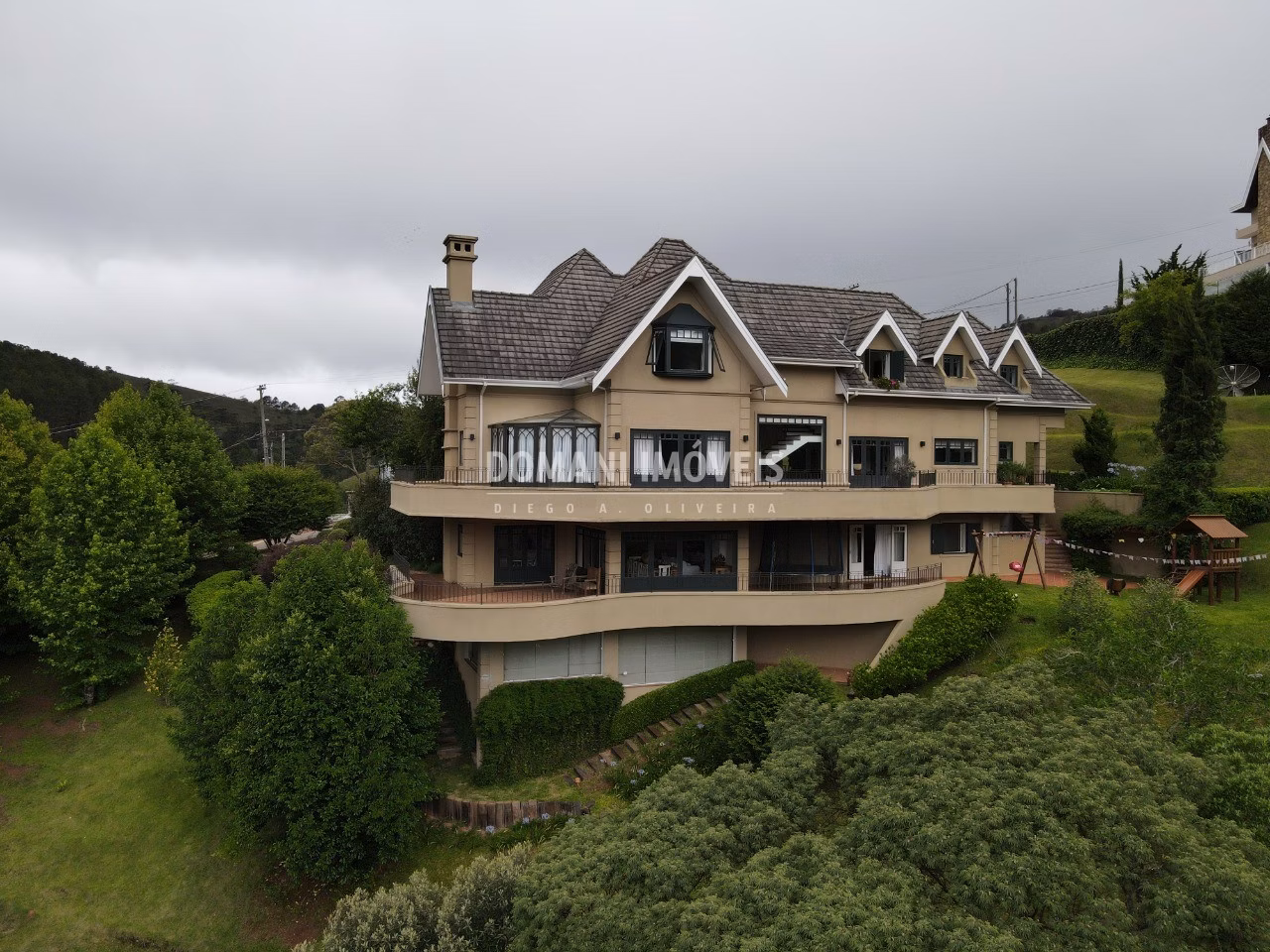 Casa de 2.100 m² em Campos do Jordão, SP