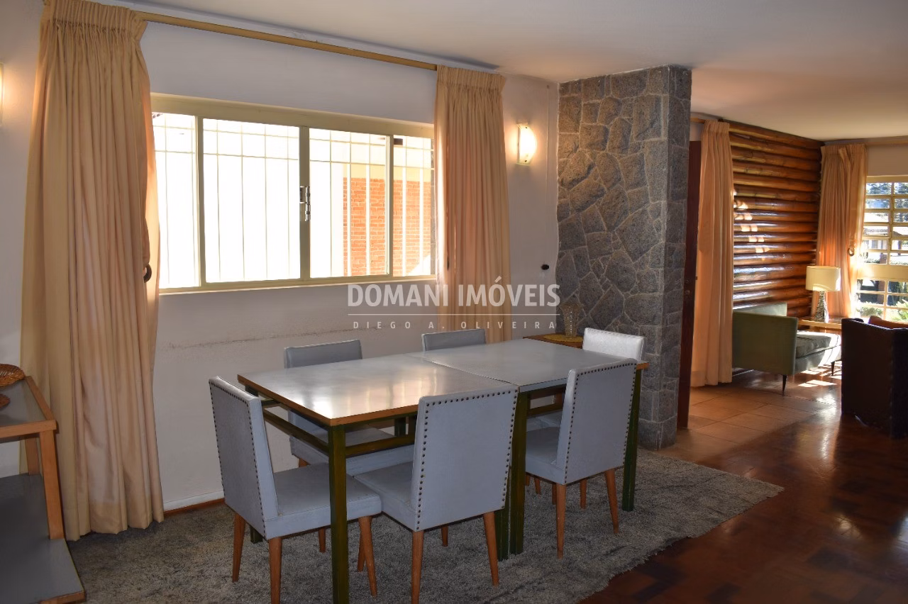 Casa de 930 m² em Campos do Jordão, SP