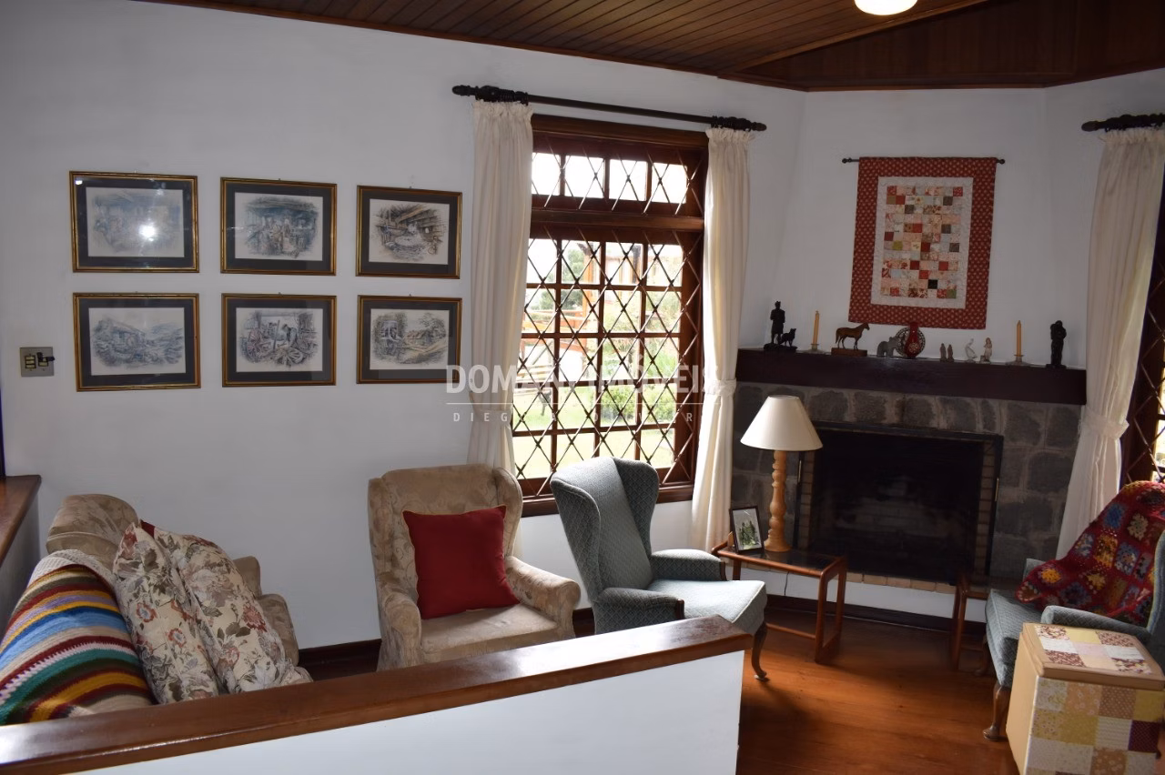 Casa de 1,210 m² em Campos do Jordão, SP