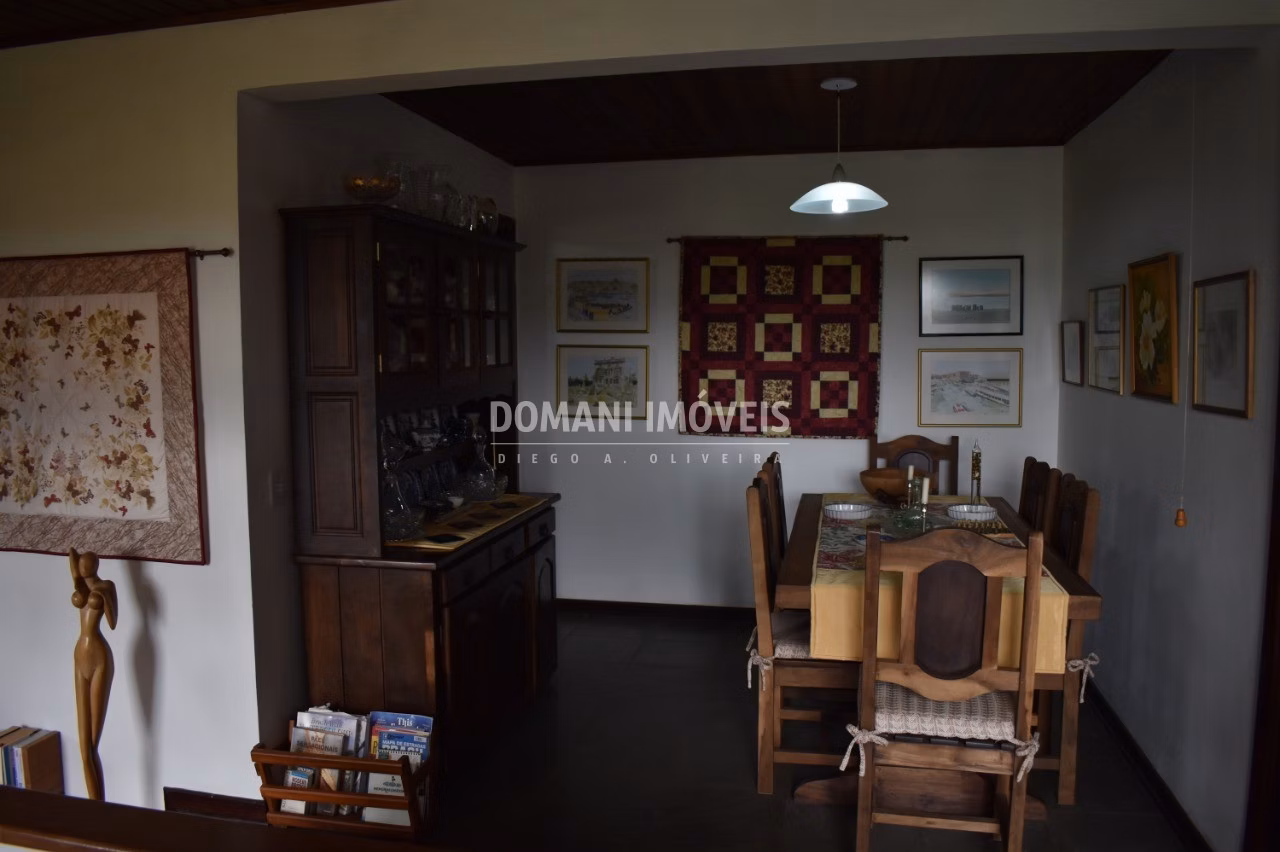 Casa de 1,210 m² em Campos do Jordão, SP