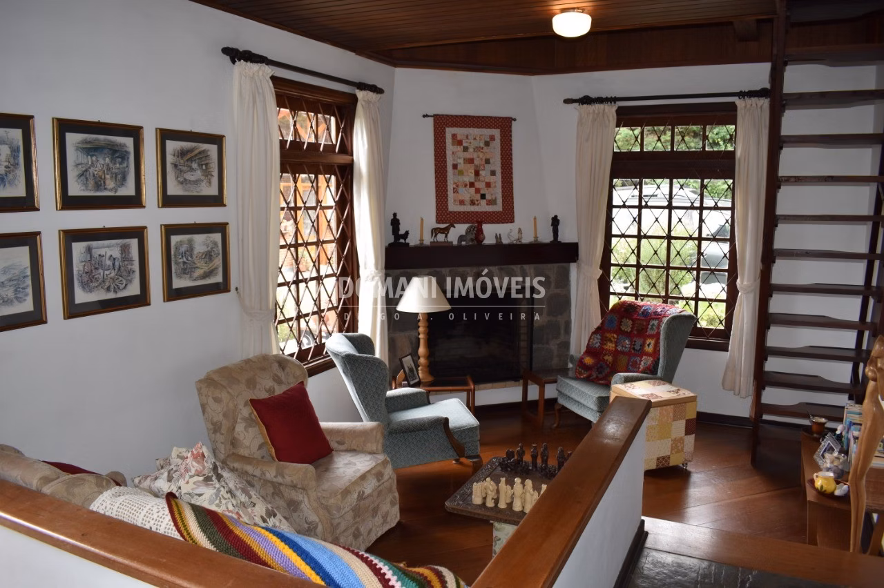 Casa de 1,210 m² em Campos do Jordão, SP