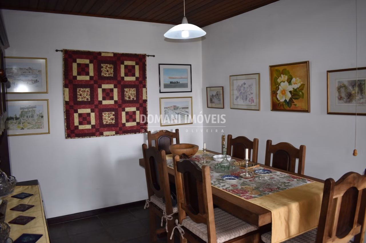 Casa de 1,210 m² em Campos do Jordão, SP