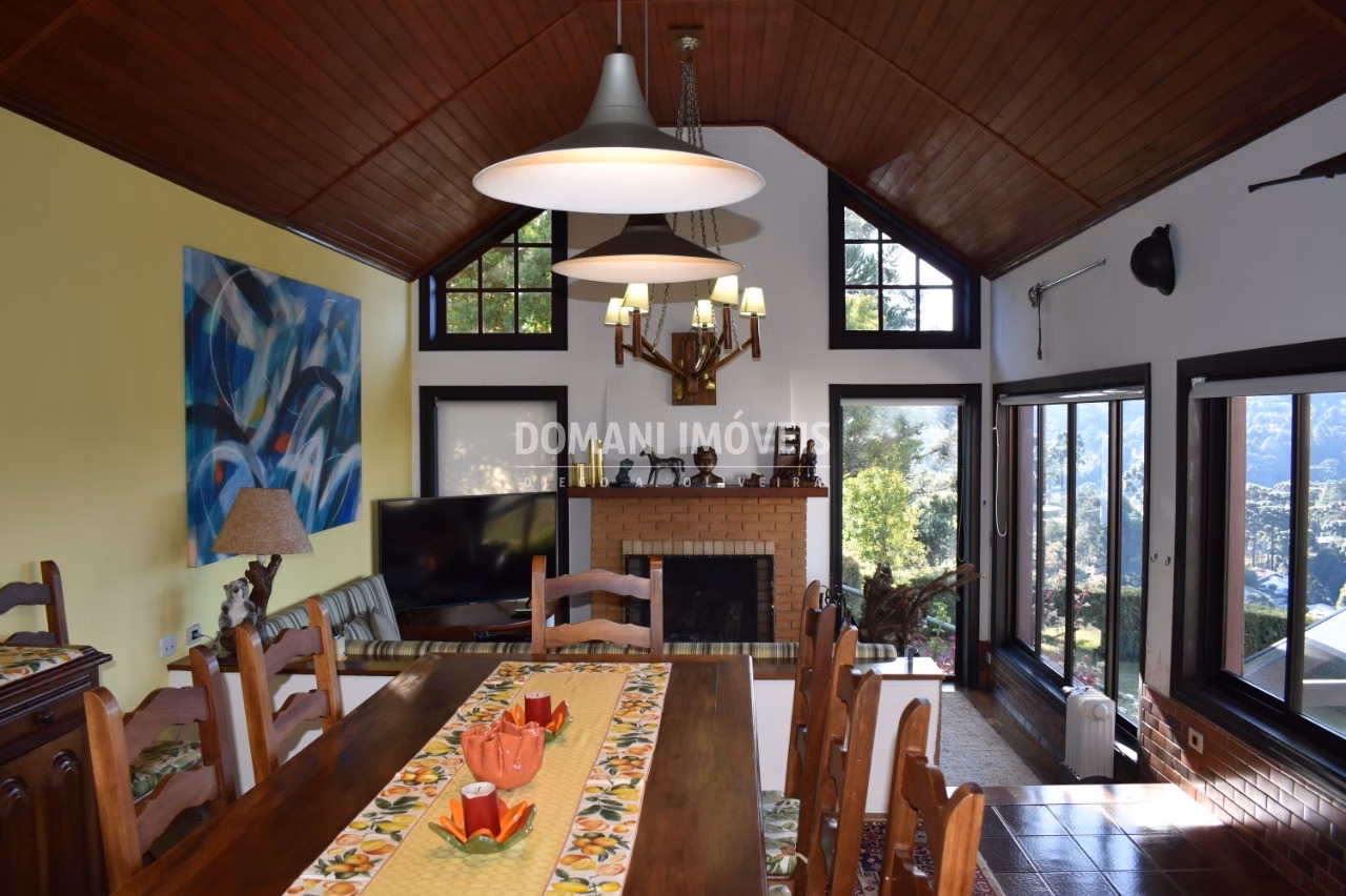 Casa de 2,500 m² em Campos do Jordão, SP
