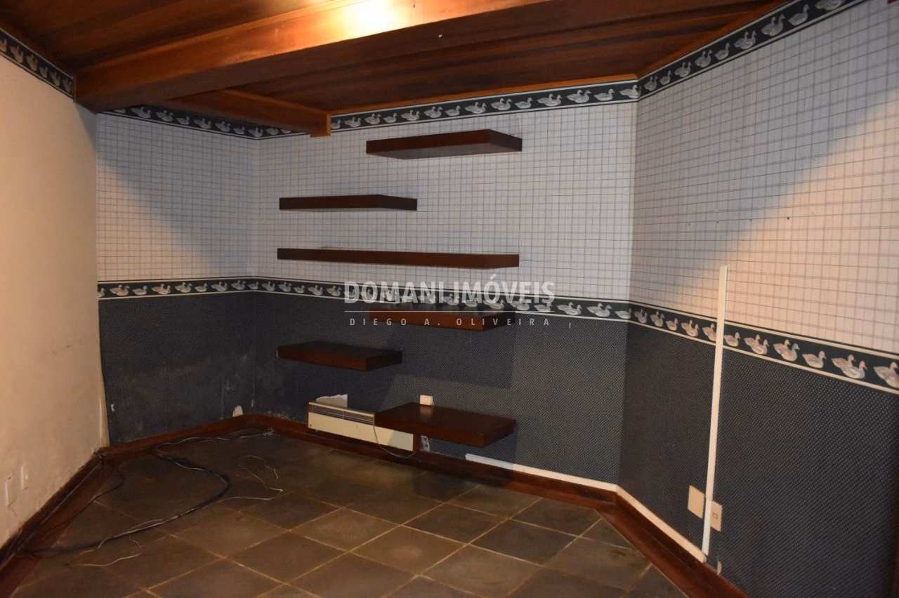 Casa de 2,390 m² em Campos do Jordão, SP