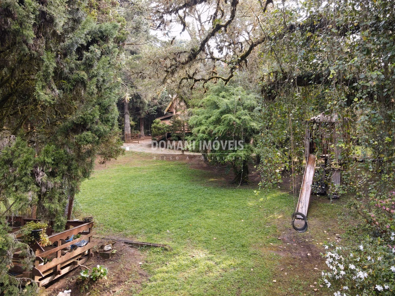 Casa de 2,390 m² em Campos do Jordão, SP