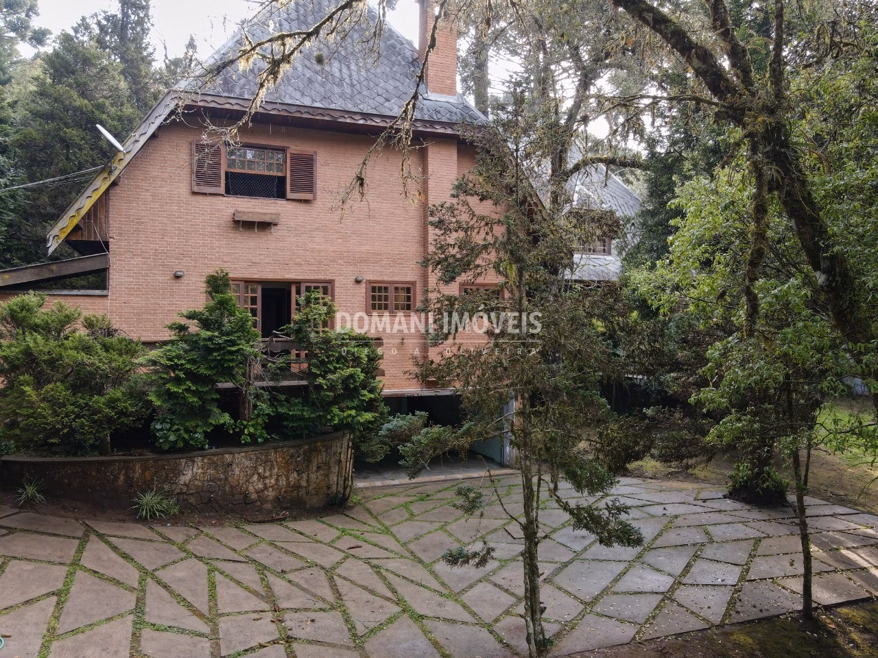 Casa de 2,390 m² em Campos do Jordão, SP