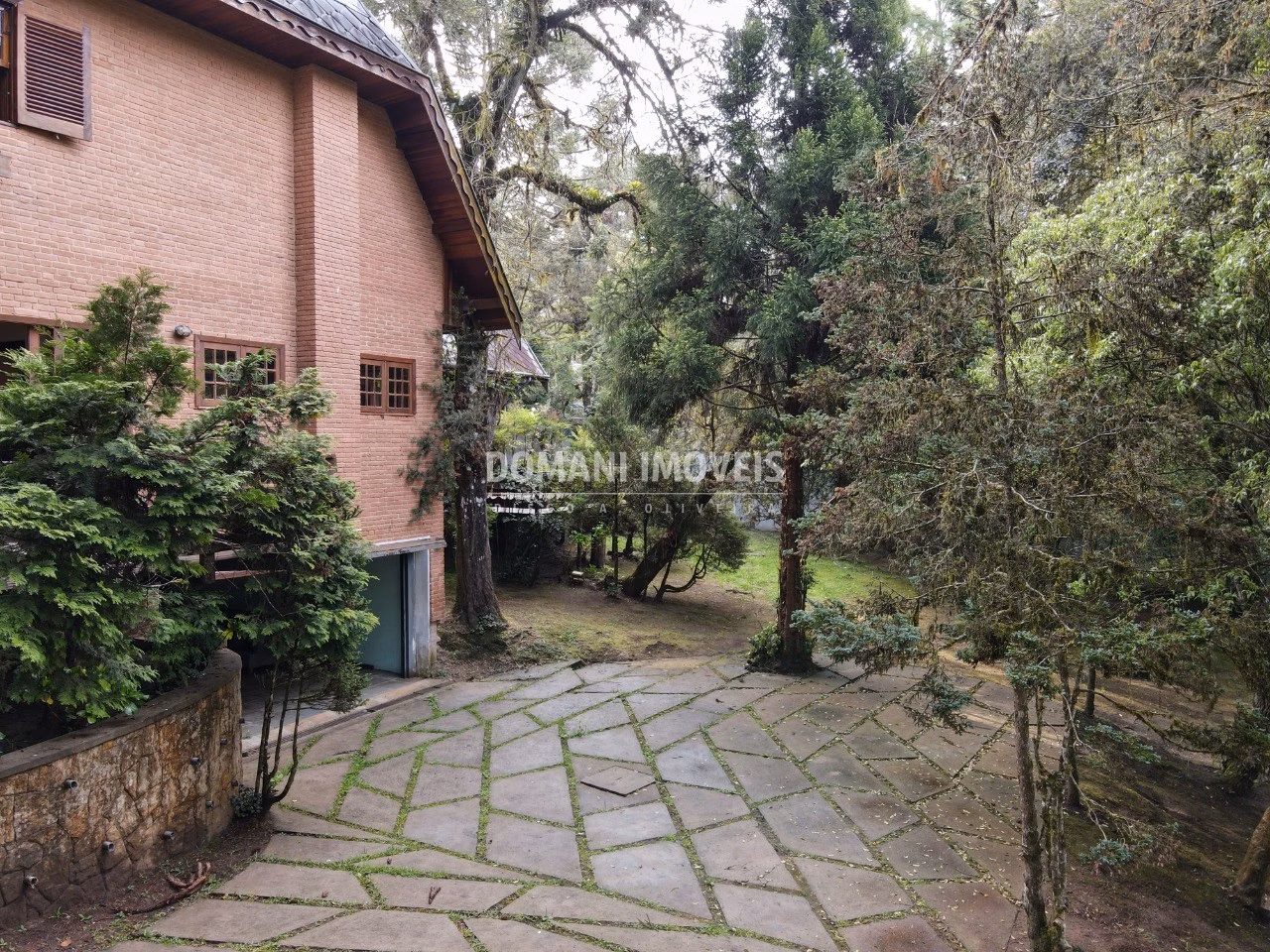 Casa de 2,390 m² em Campos do Jordão, SP