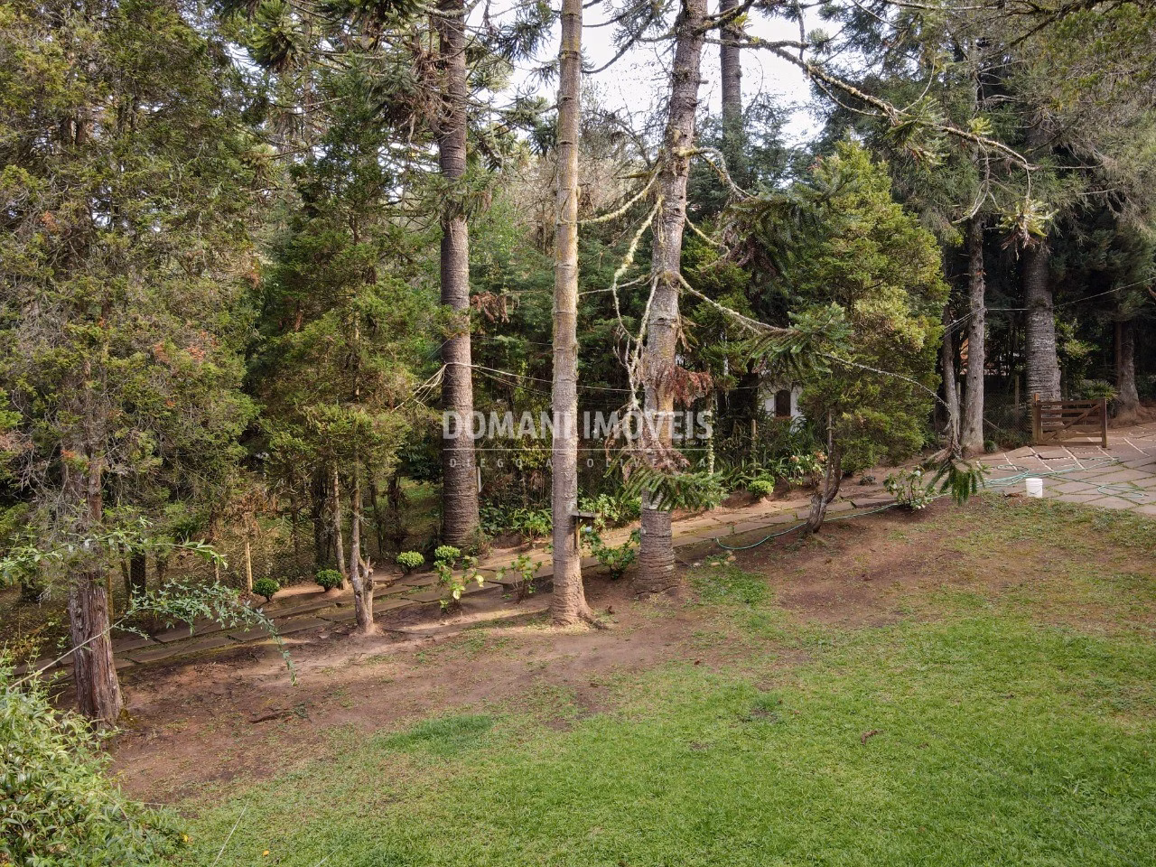 Casa de 2,390 m² em Campos do Jordão, SP