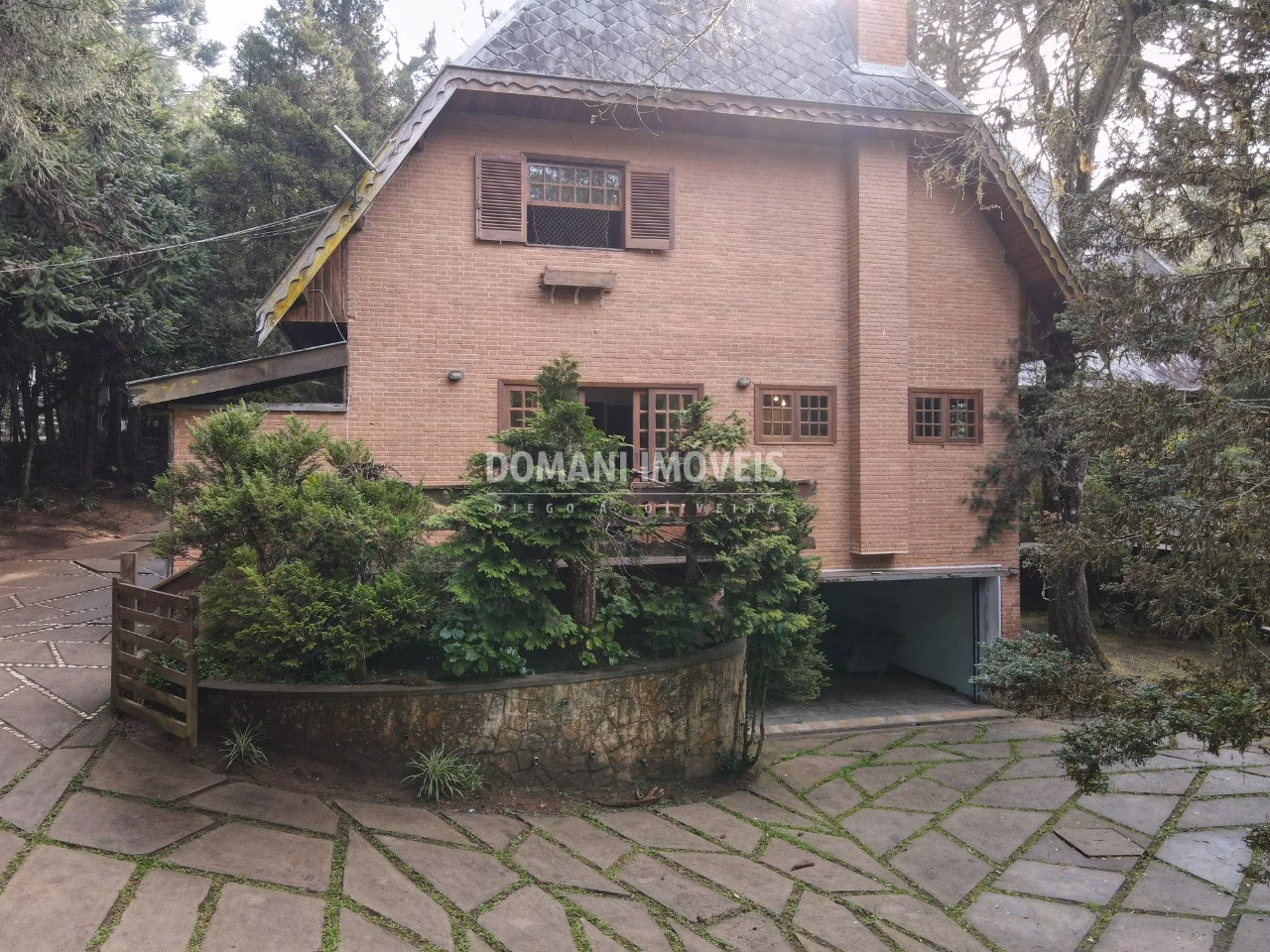 Casa de 2,390 m² em Campos do Jordão, SP
