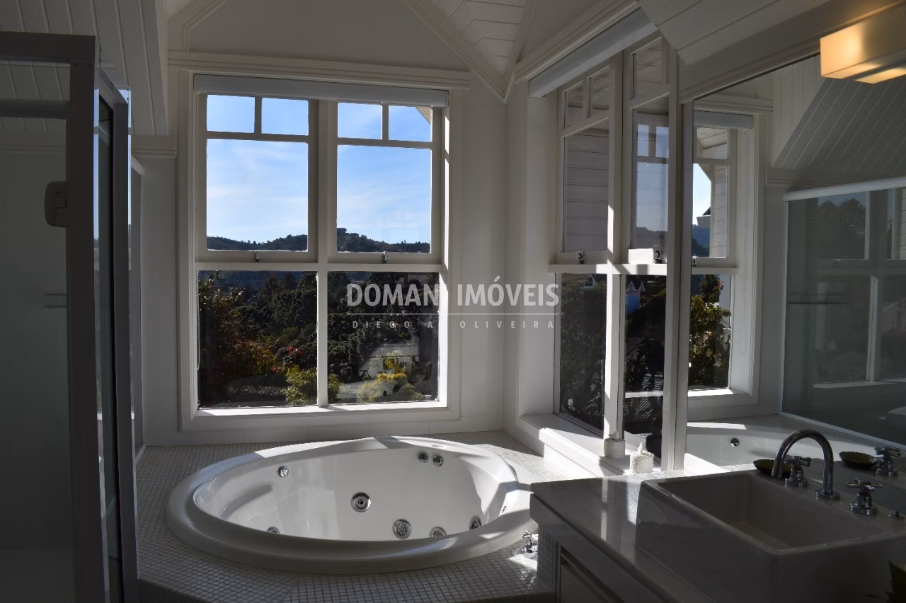 Casa de 1,750 m² em Campos do Jordão, SP