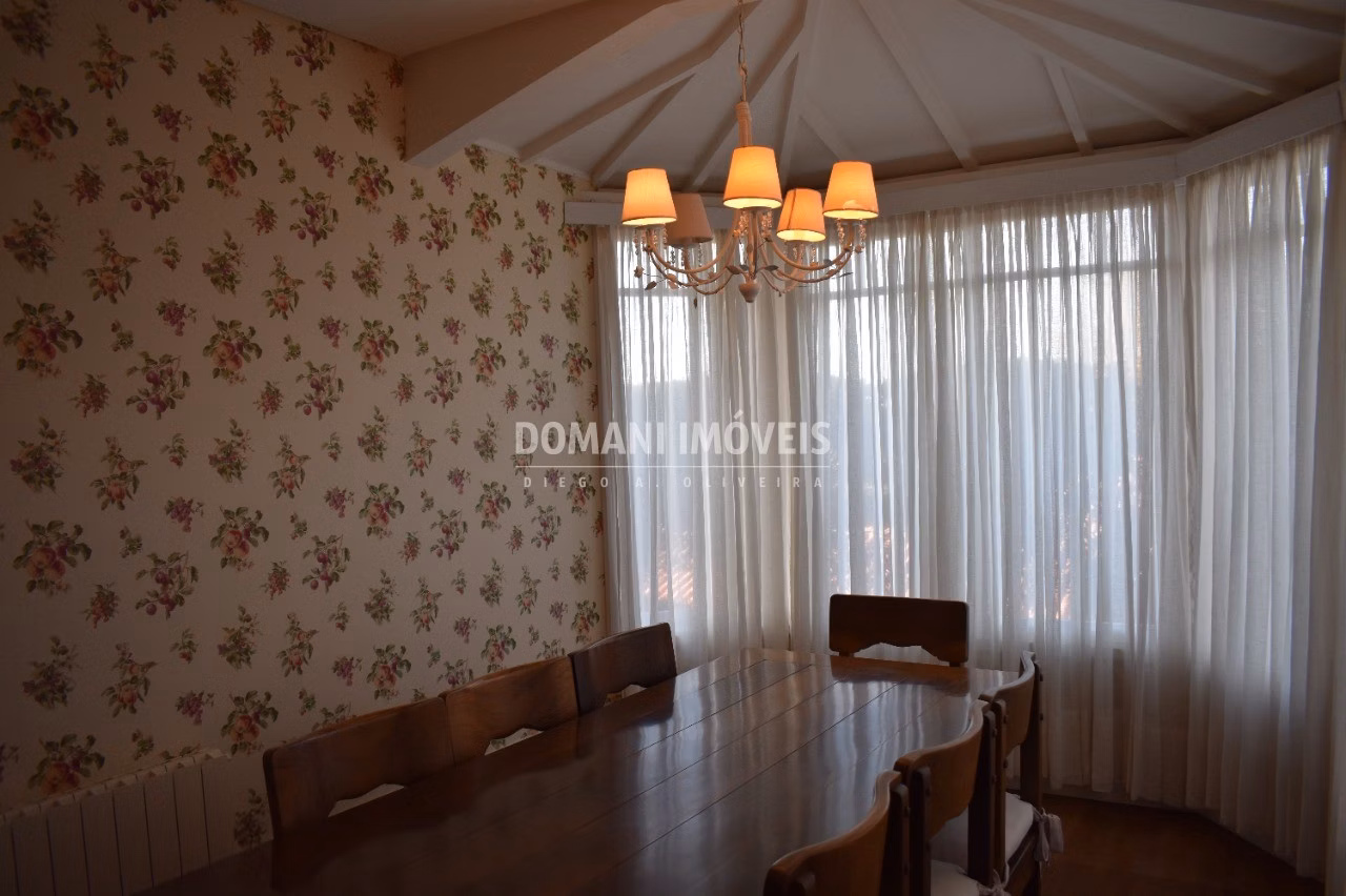 Casa de 1,750 m² em Campos do Jordão, SP