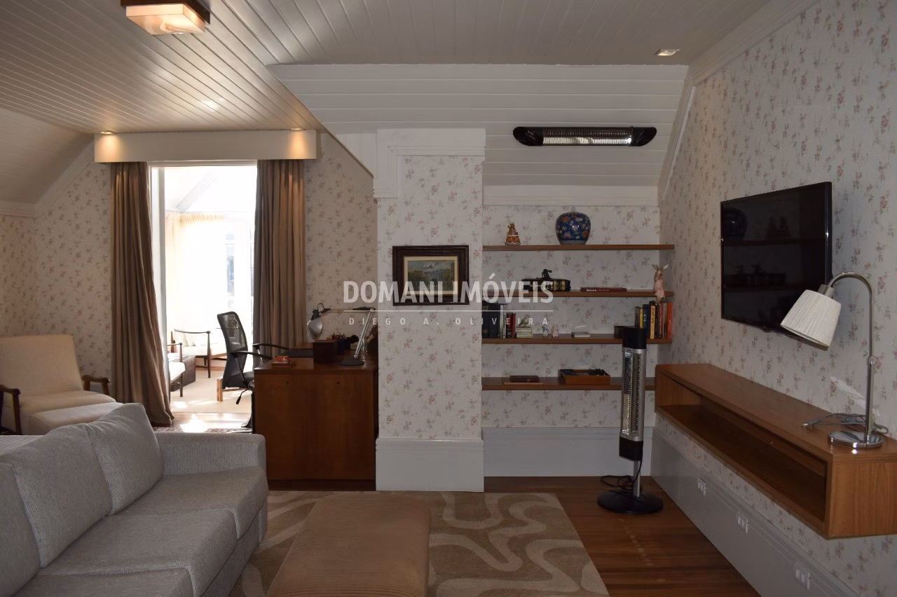 Casa de 1,750 m² em Campos do Jordão, SP