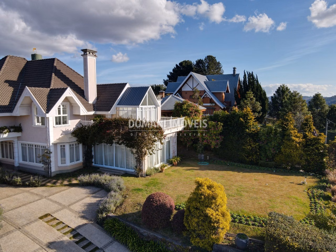 Casa de 1,750 m² em Campos do Jordão, SP