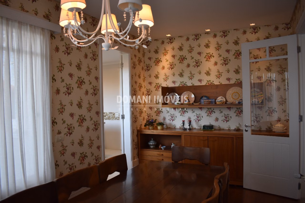 Casa de 1,750 m² em Campos do Jordão, SP