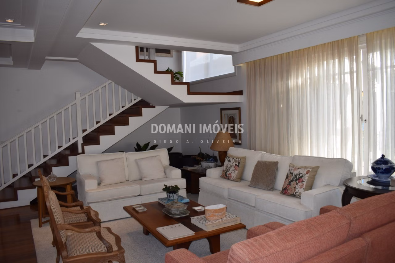 Casa de 1,750 m² em Campos do Jordão, SP