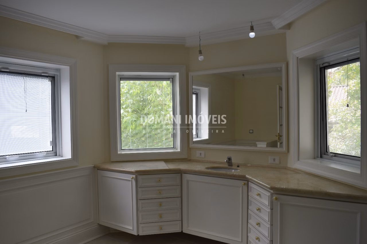 Casa de 3,190 m² em Campos do Jordão, SP