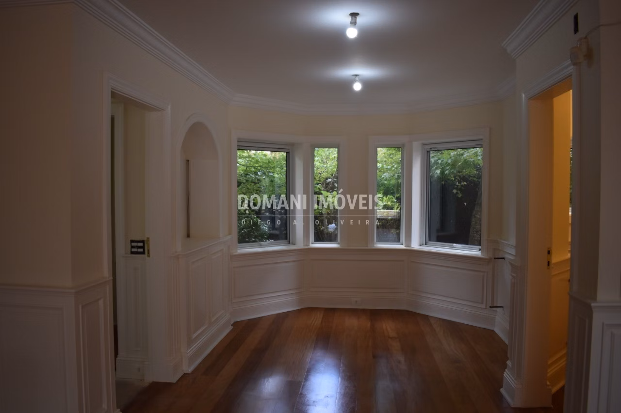 Casa de 3,190 m² em Campos do Jordão, SP