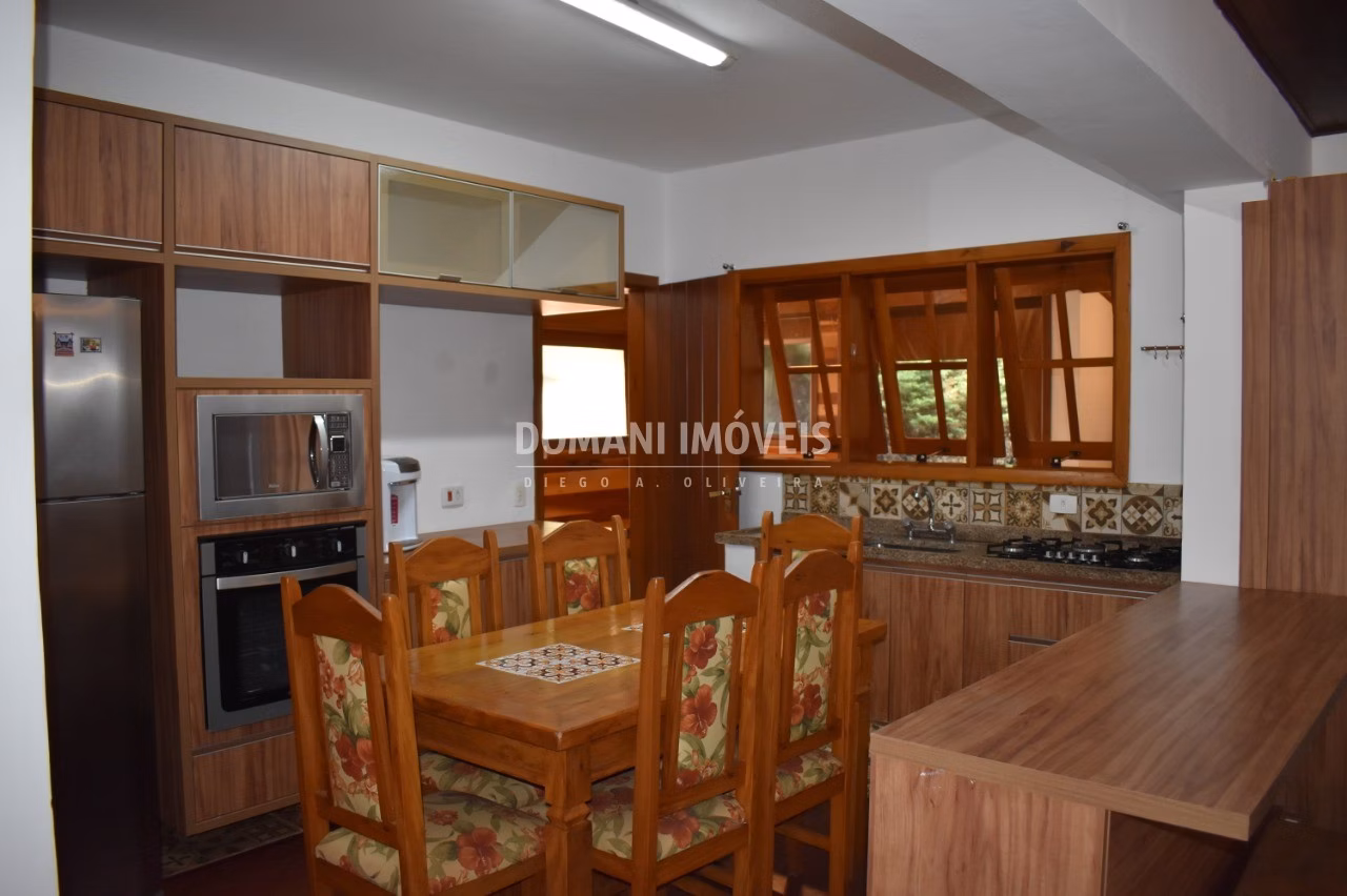 Casa de 2.260 m² em Campos do Jordão, SP