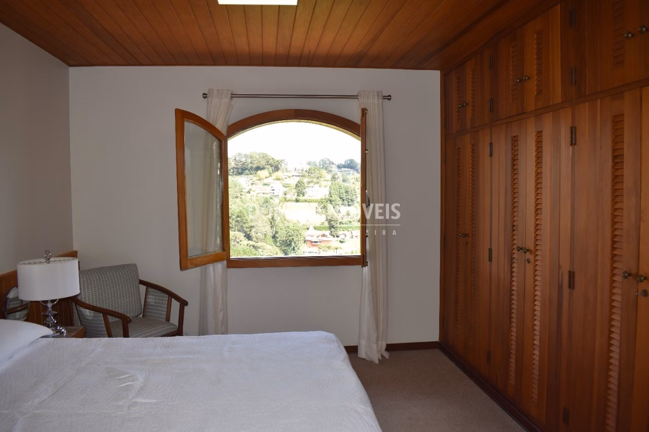 Casa de 2,210 m² em Campos do Jordão, SP