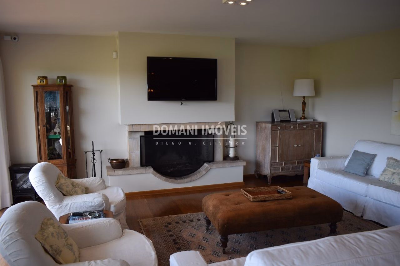 Casa de 2,210 m² em Campos do Jordão, SP