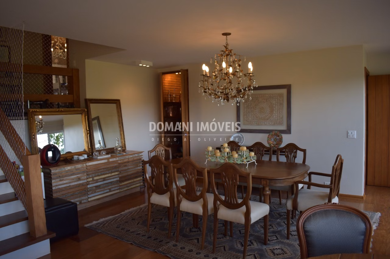 Casa de 2,210 m² em Campos do Jordão, SP