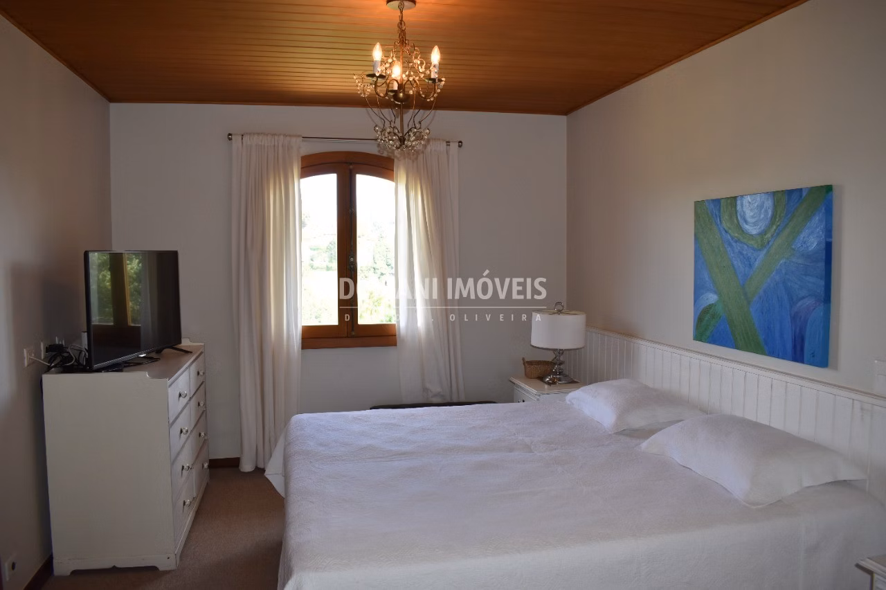 Casa de 2,210 m² em Campos do Jordão, SP