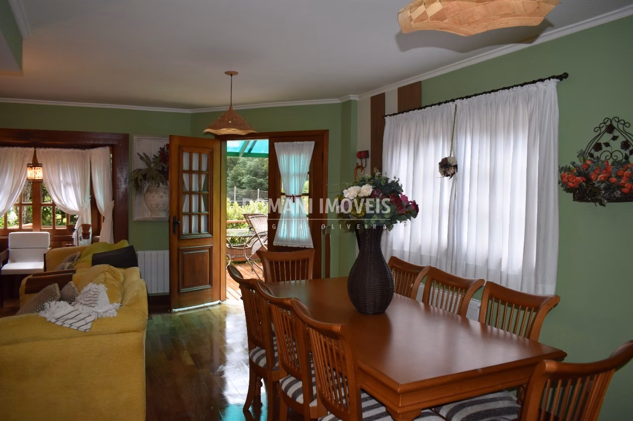 Casa de 250 m² em Campos do Jordão, SP
