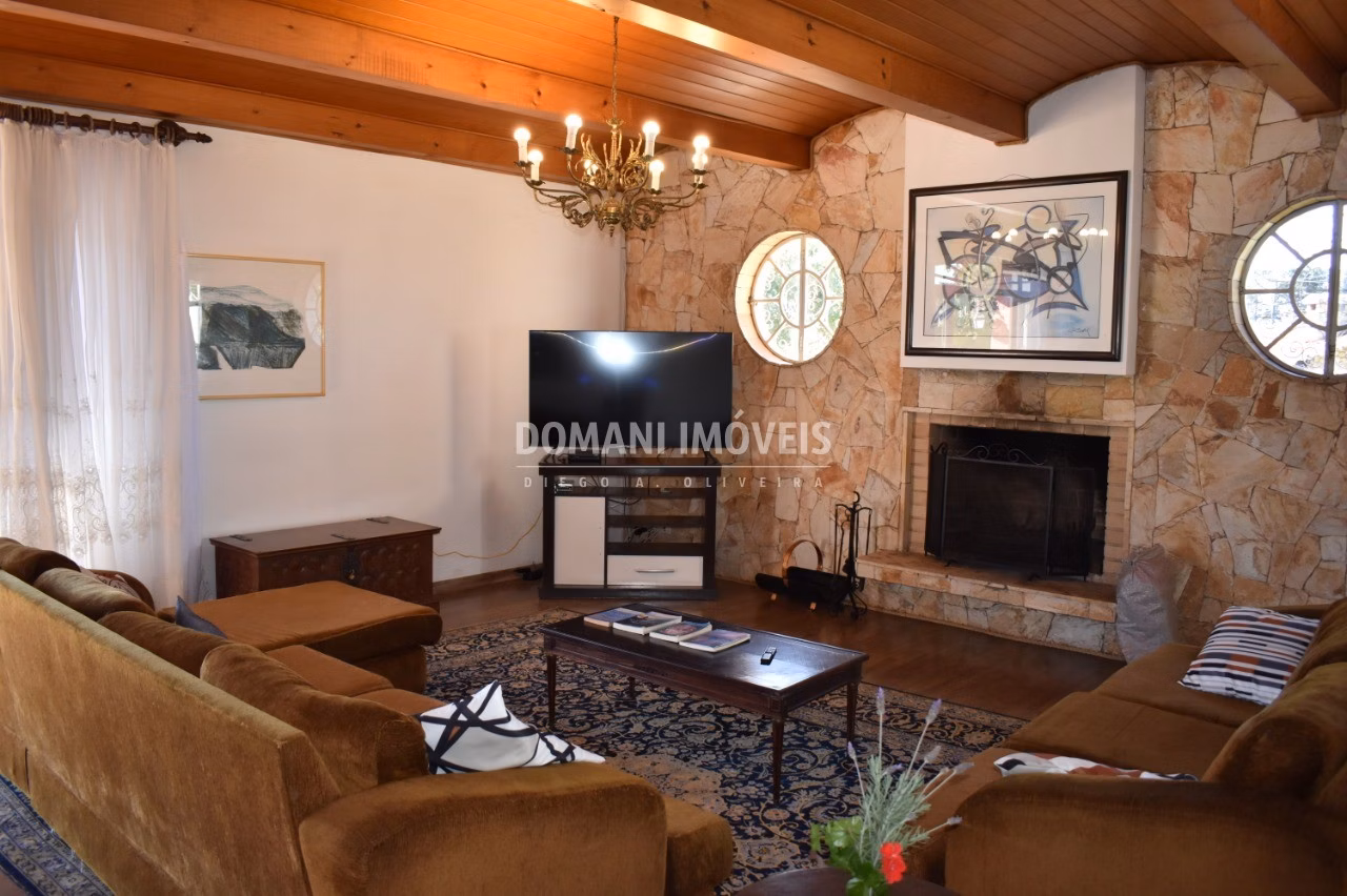 Casa de 2,250 m² em Campos do Jordão, SP