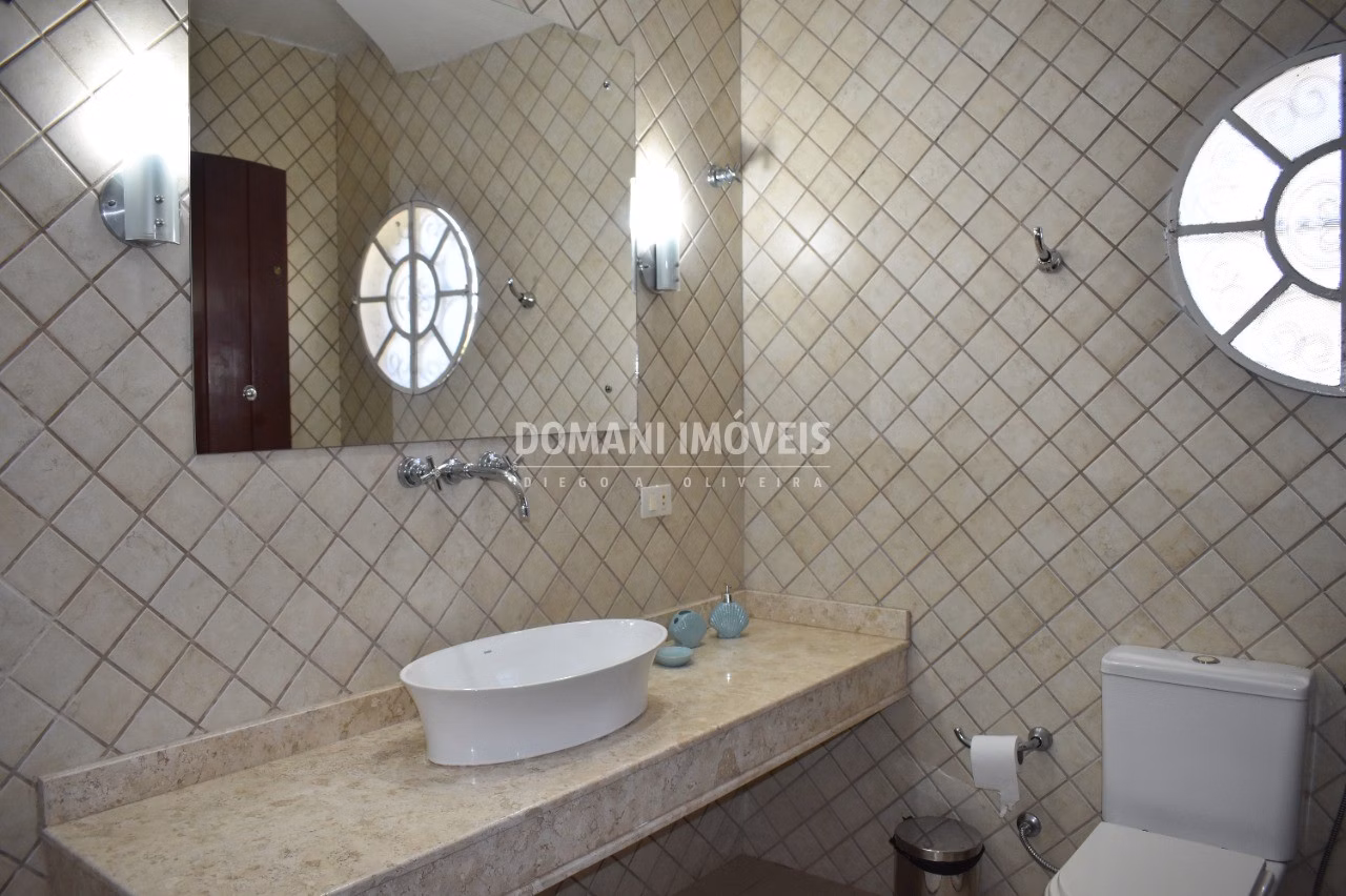 Casa de 2,250 m² em Campos do Jordão, SP