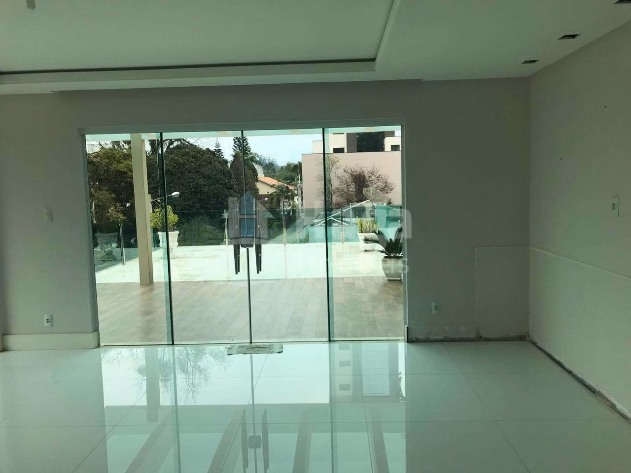 Casa de 595 m² em Brusque, SC