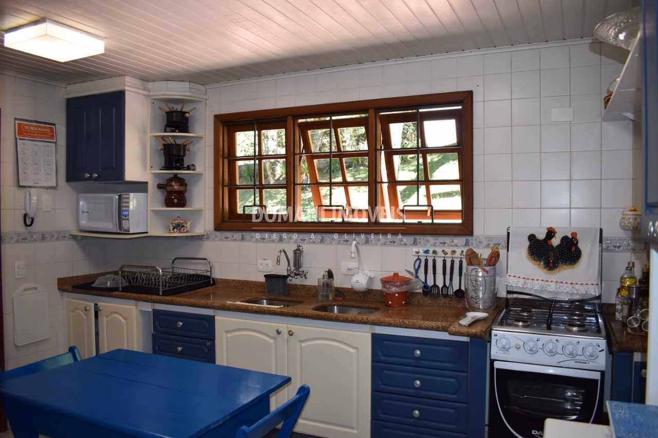 Casa de 2,640 m² em Campos do Jordão, SP
