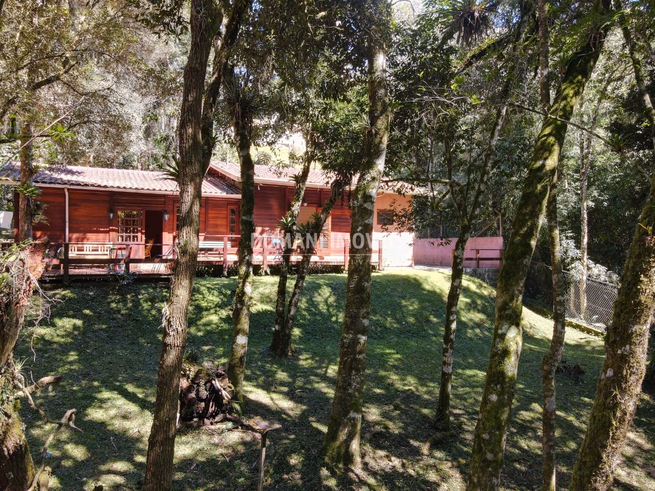 Casa de 2,640 m² em Campos do Jordão, SP