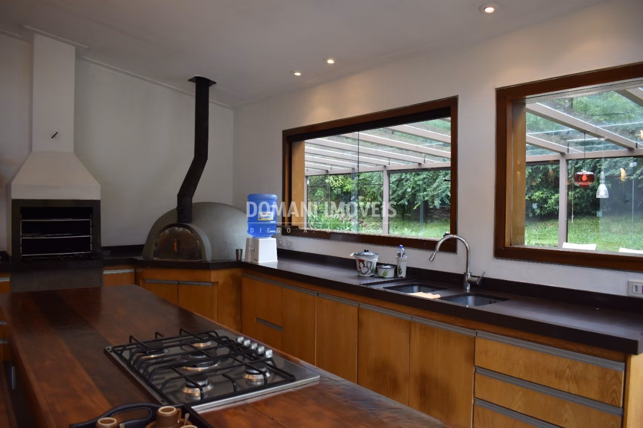 Casa de 3,530 m² em Campos do Jordão, SP