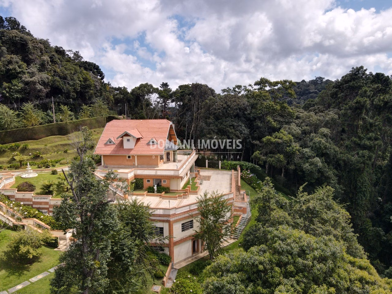 Casa de 3,450 m² em Campos do Jordão, SP