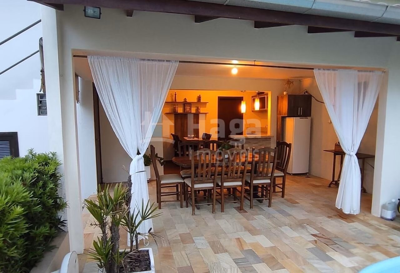 Casa de 448 m² em Brusque, SC