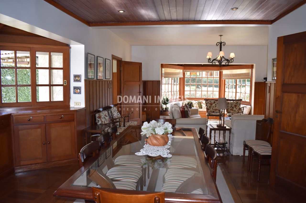 Casa de 2.740 m² em Campos do Jordão, SP