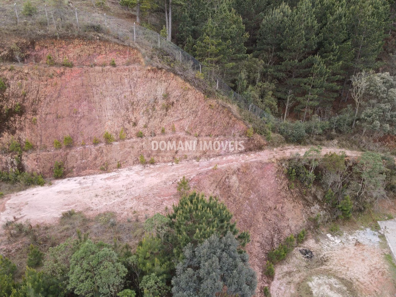 Terreno de 1.980 m² em Campos do Jordão, SP