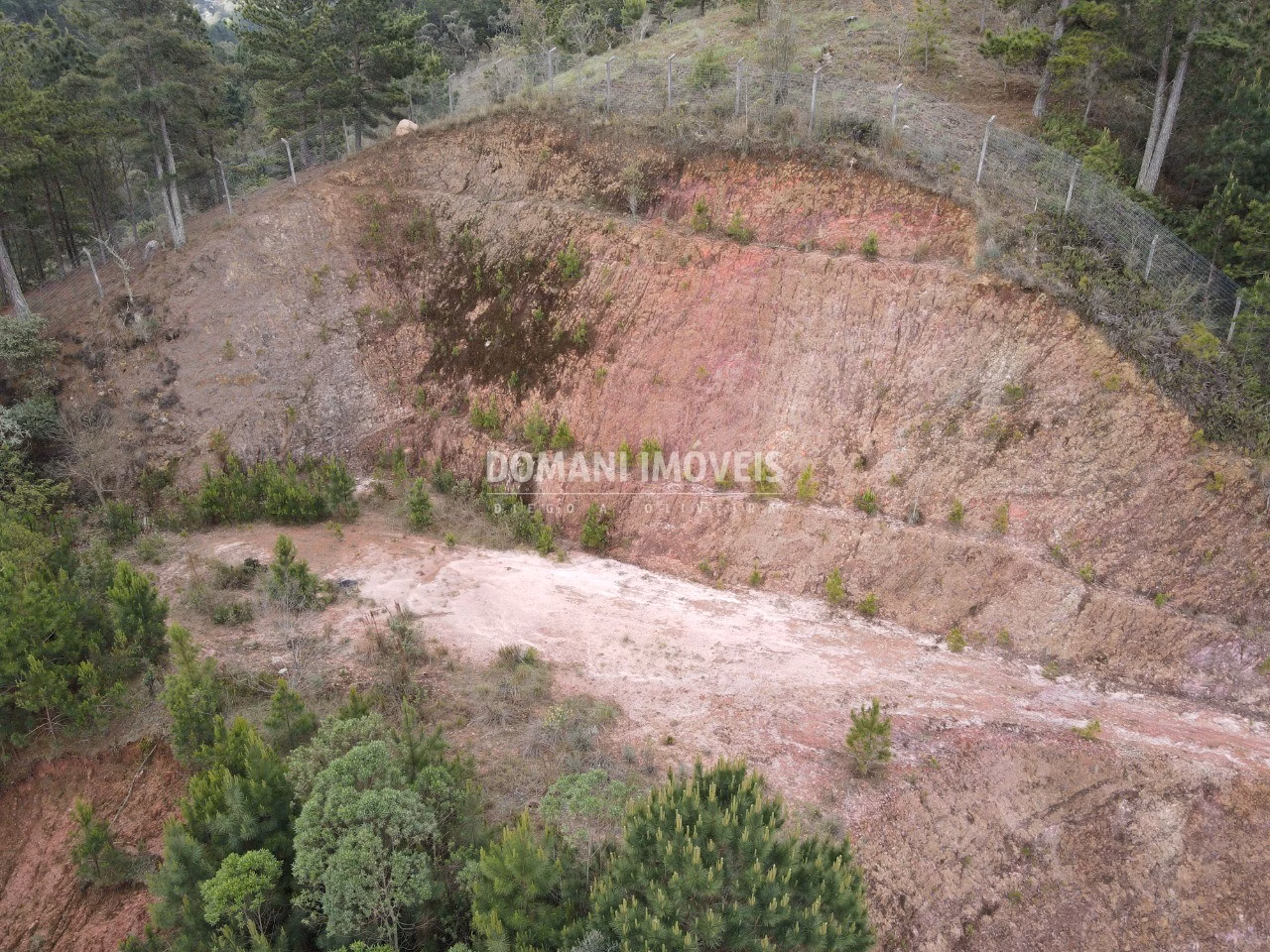 Terreno de 1.980 m² em Campos do Jordão, SP