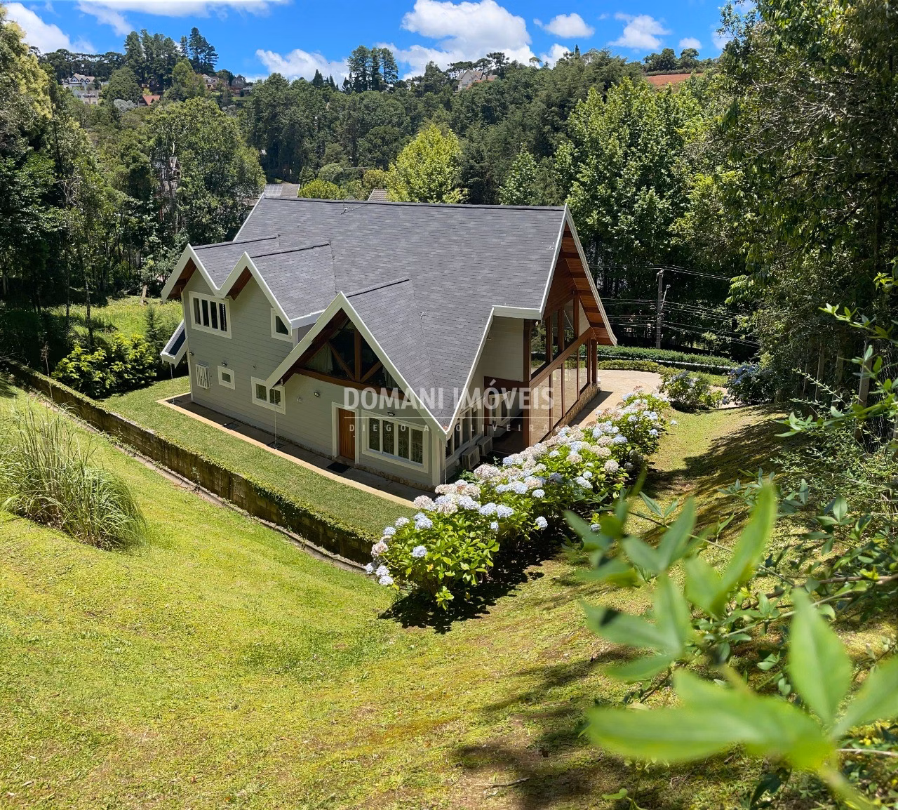 Casa de 1.090 m² em Campos do Jordão, SP