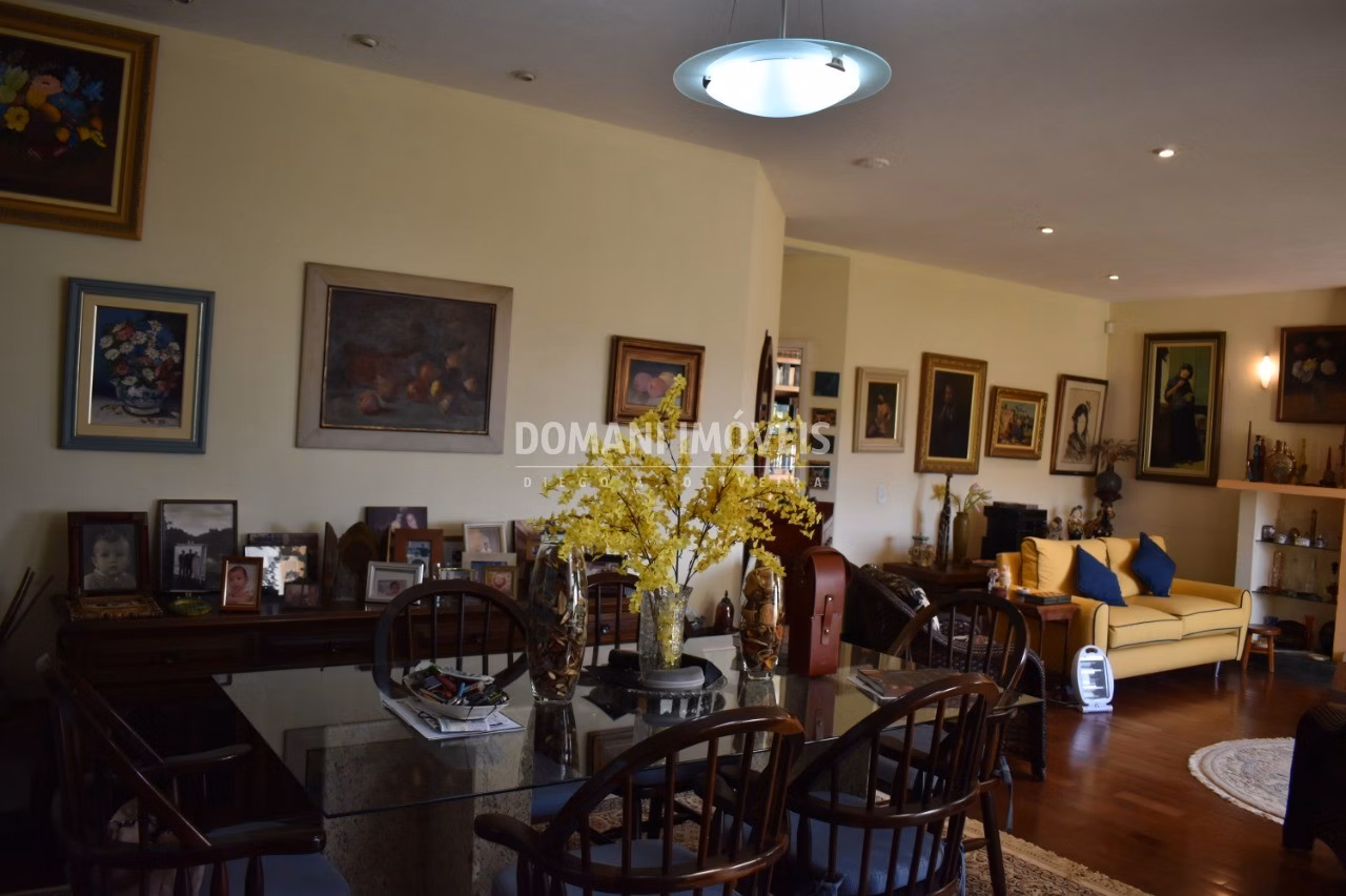 Casa de 1.115 m² em Campos do Jordão, SP