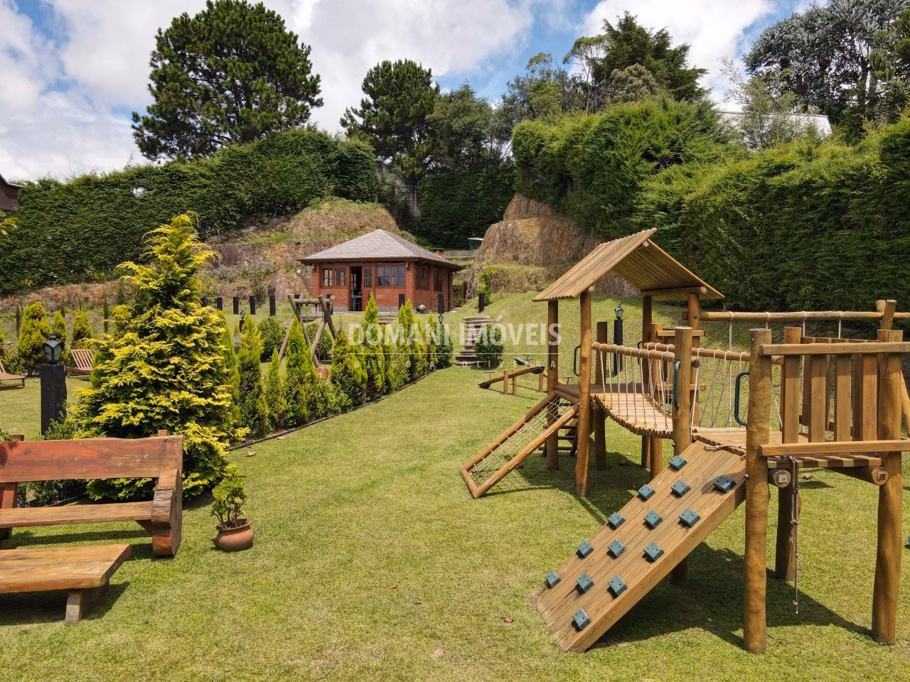 Casa de 1.390 m² em Campos do Jordão, SP
