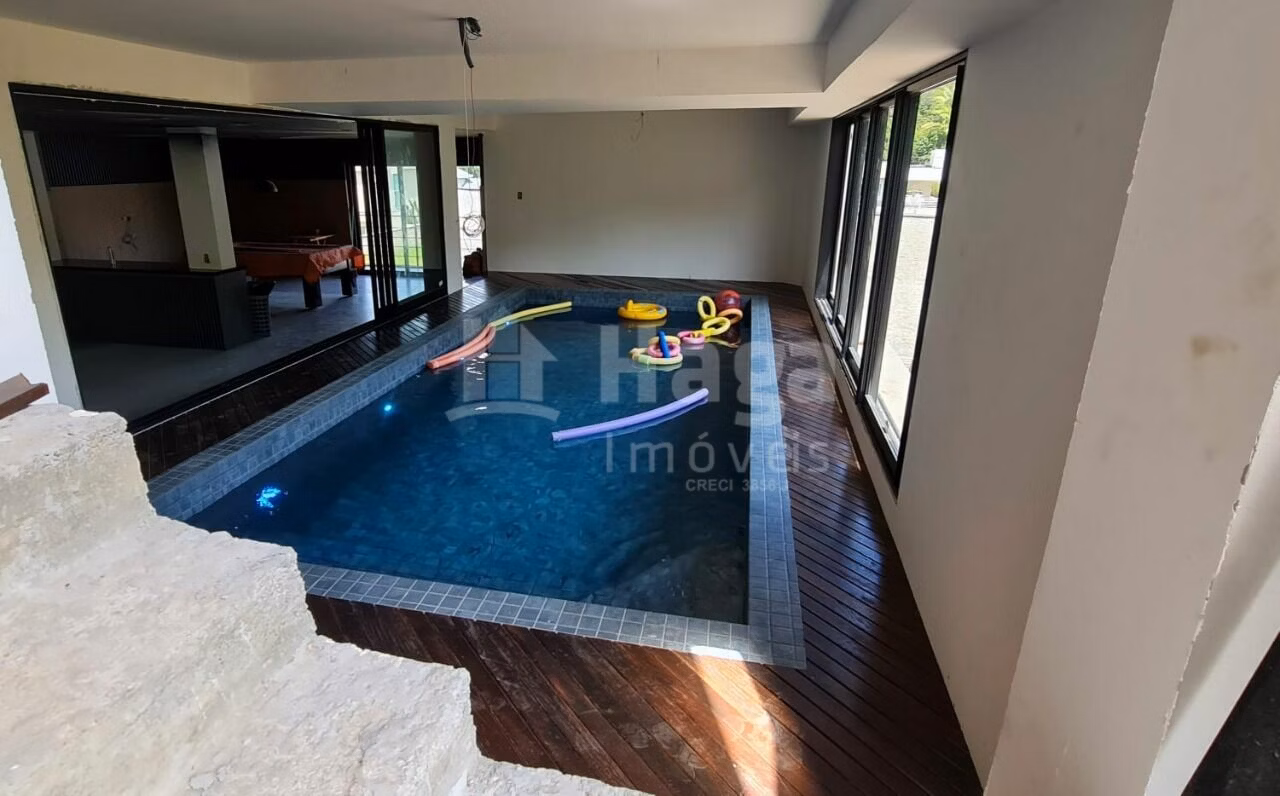 Casa de 573 m² em Brusque, SC