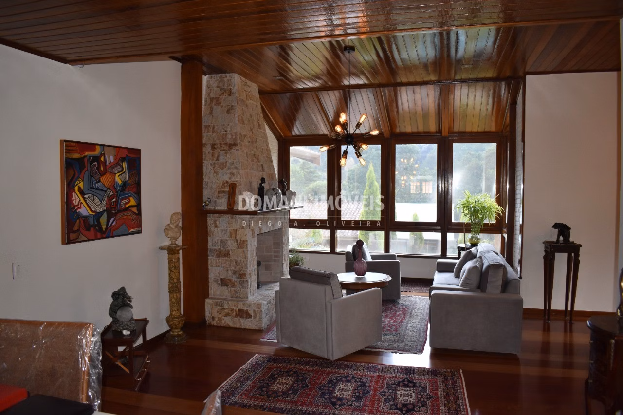 Casa de 1.430 m² em Campos do Jordão, SP